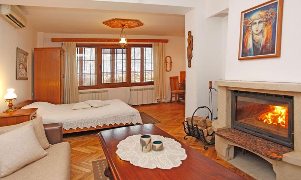 Family Hotel Varosha 2003 Łowecz Zewnętrze zdjęcie
