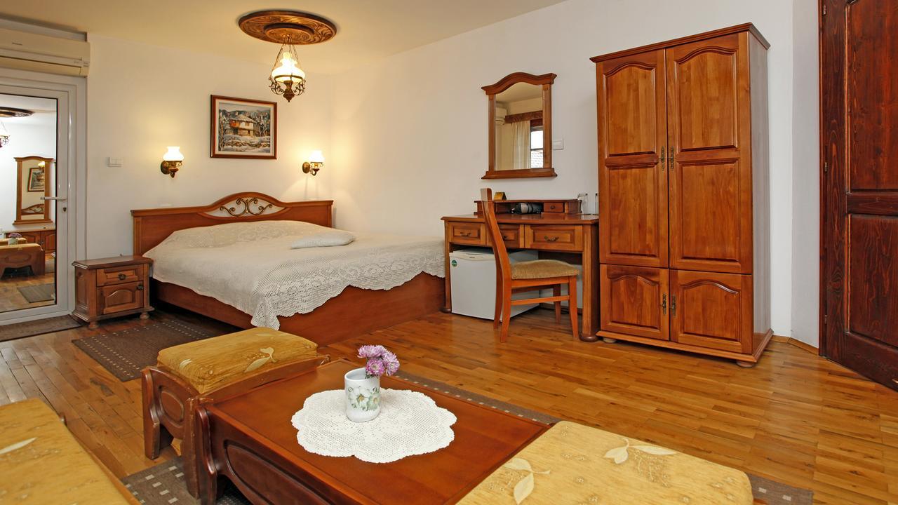 Family Hotel Varosha 2003 Łowecz Zewnętrze zdjęcie
